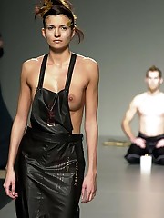 Paparazzi shoot hot models? tits while the fashion show