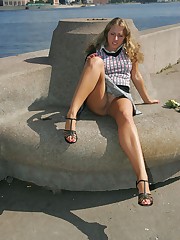Cute bimbo?s slits willingly demonstrated from behind