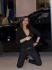 Babe's upblouse gets spied when she poses near the car