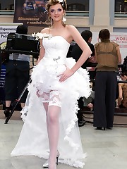 Gall of Teen Bride Spreading