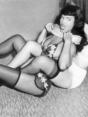 Kinky nude Betty Page upskirt picture