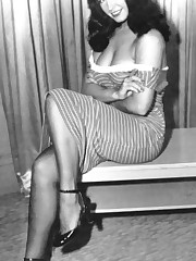 Kinky nude Betty Page up skirt pic