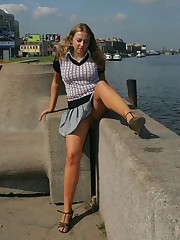 Cute bimbo?s slits willingly demonstrated from behind up skirt pic