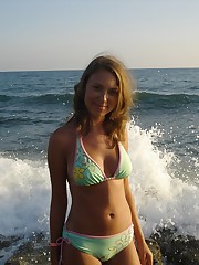 A girl removing her micro bikini at the Peka Peka candid upskirt