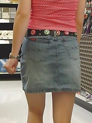 Hot upskirt shopping - peek up denim mini upskirt pic