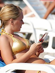 Hot bikini pussy flashed by cutie upskirt pic