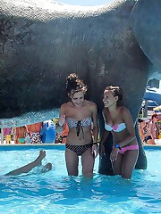 Cute bikini models walk on the beach upskirt pic