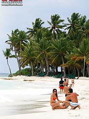 Beach voyeur hunter shoots bikinis upskirt picture