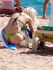 Man with camera hunts bikini women upskirt photo