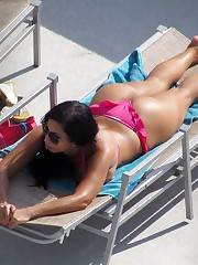 Nice bikini asses spied in doggy upskirt pic
