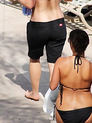 Beach hunter admires sexy bikinis upskirt shot