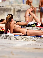 Beautiful bikini chicks on the sand upskirt pic