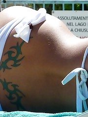 Bikini babe shows her pussy closeup up skirt pic