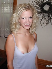 Cam spies babe's upblouse and she shows tits