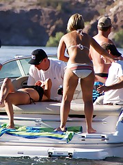 Bikini girls wave asses to the cam